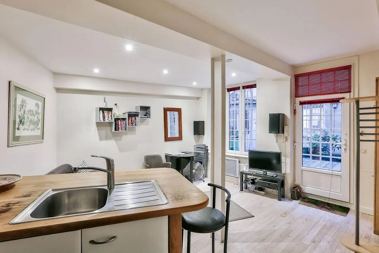 Charming 2 Bedroom In The Heart Of شقة